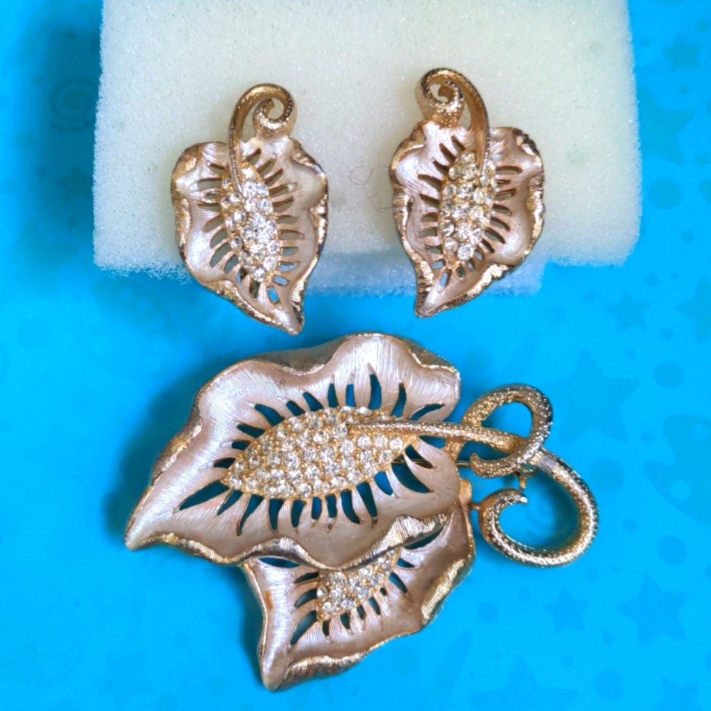 A433 🔥 5 For $35 🔥 A Little Bling Vintage Brooch & Matching Clip Earrings